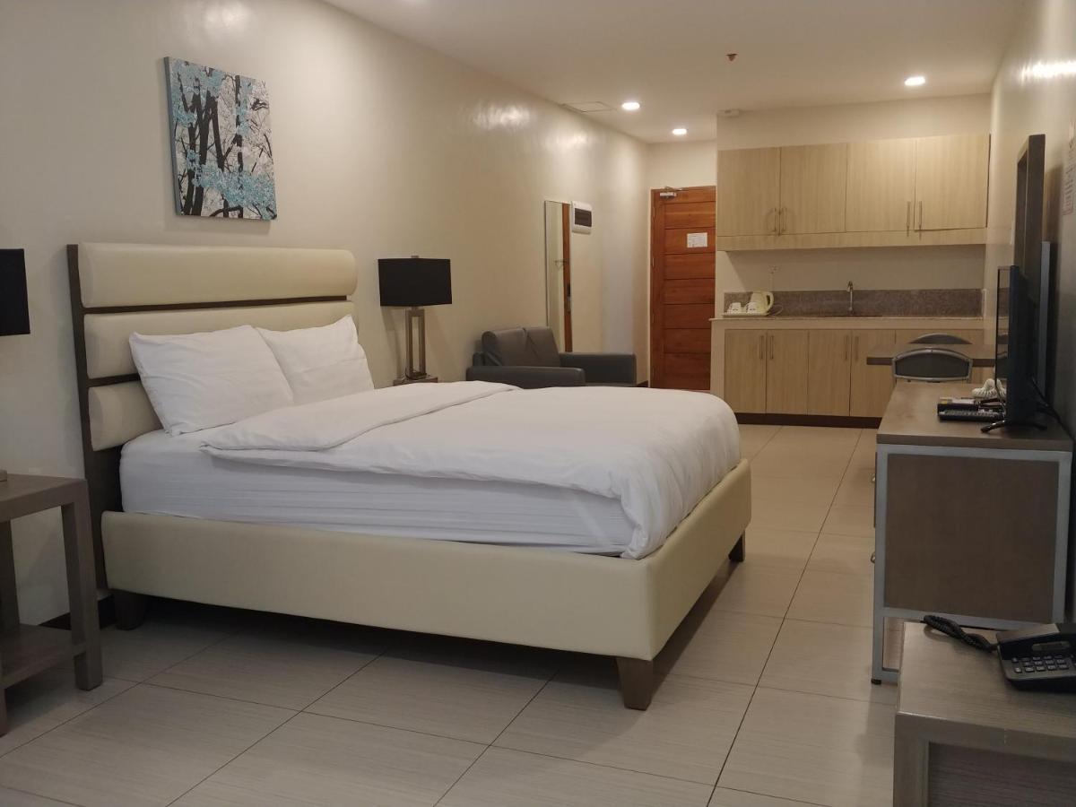 Hotel Merlo Макати Экстерьер фото